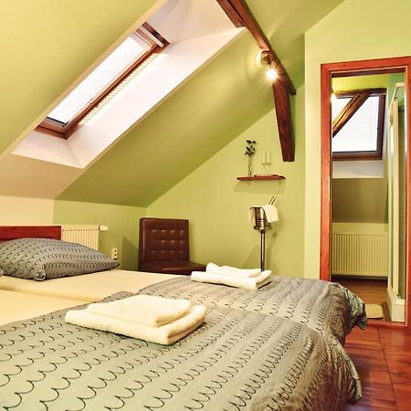 Barock Restaurant & Pension Топольчани Екстер'єр фото